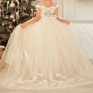 Flower girl white puffy dress size 4t